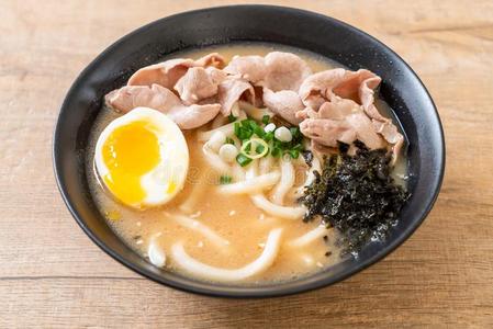 乌冬面拉面面条和猪肉汤照片