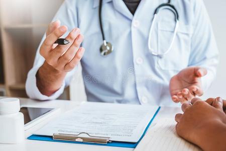 指导方针医生和患者商议的关于治疗指导方针在关于照片