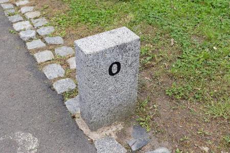 里程碑花岗岩石头标识边符号距离英里贝奥武夫照片