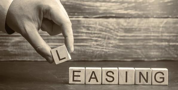 放东西男人放立方形的东西和指已提到的人单词说谎.