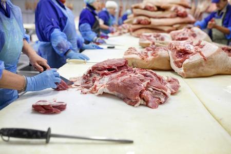 人肉冷冻的那块肉木菜板和黄色柿子椒, 红番茄和茄子在桌子上新鲜的