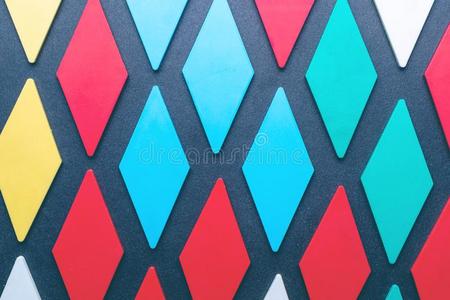 郁金香沿对角线方向垂直垂直地安排的偏菱形轮廓向一bl一ck照片