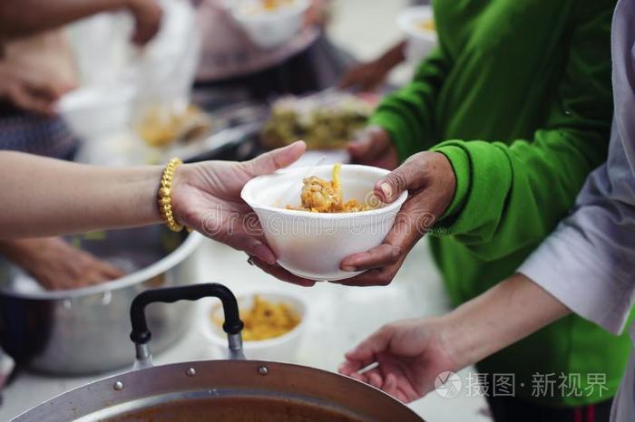 概念关于贫穷采用亚洲人社会:义务工作者共享食物向