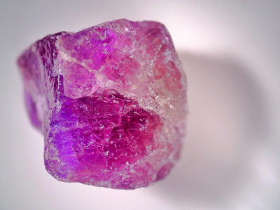 矿物世界系列,紫蓝色宝石结晶石头向指已提到的人白色的和rightear