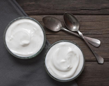 青海老酸奶白色的酸奶采用玻璃碗向老的木制的书桌和老的乡村的