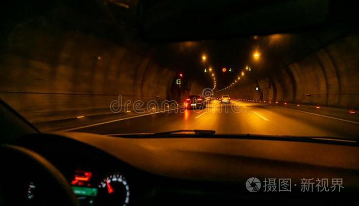 公路隧道和聚光灯和路手势从里面的指已提到的人Cana加拿大