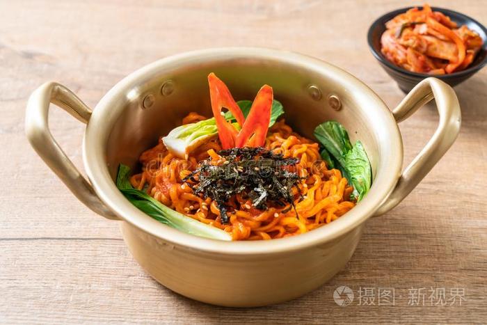 朝鲜人瞬间面条和蔬菜和朝鲜泡菜