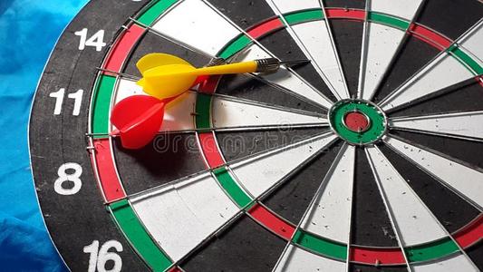 拿飞镖运动投掷板照片