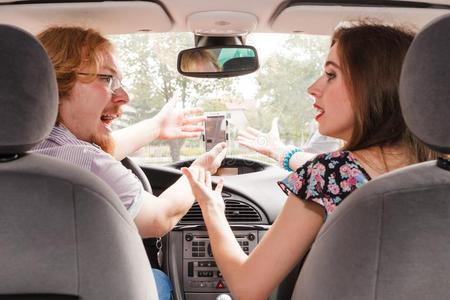 而心烦滑稽和疯狂的司机疯狂的赛车司机和害怕的前排座位乘客矢量火柴