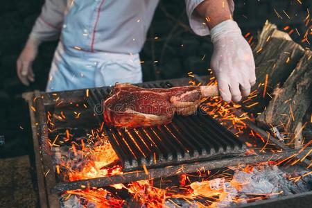 厨师烹饪牛排图片