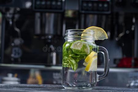 柠檬汽水或莫吉托鸡尾酒和柠檬和薄荷,悬钩子,海照片