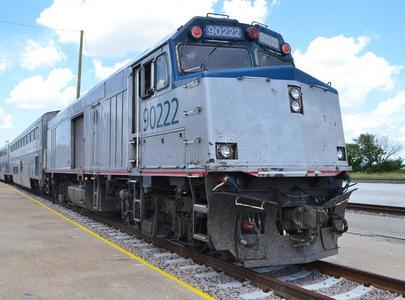 美国人乘客火车柴油机发动机和长途客运汽车照片