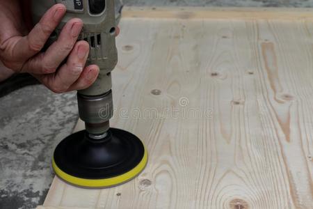 工人磨光木制的表面,关在上面照片