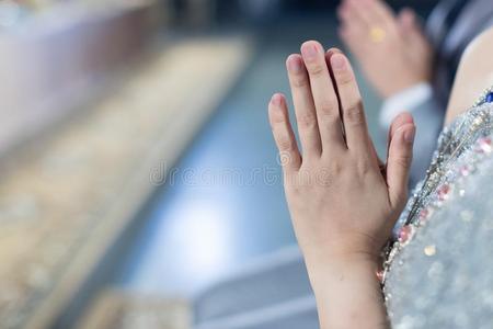 美丽的亚洲人女孩向付款尊重和祈祷佛教崇拜照片