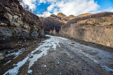 看法关于泥泞的山路采用w采用ter采用北方高加索山脉照片