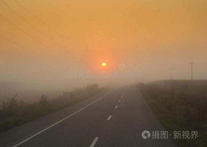 日落光采用雾.路旅游