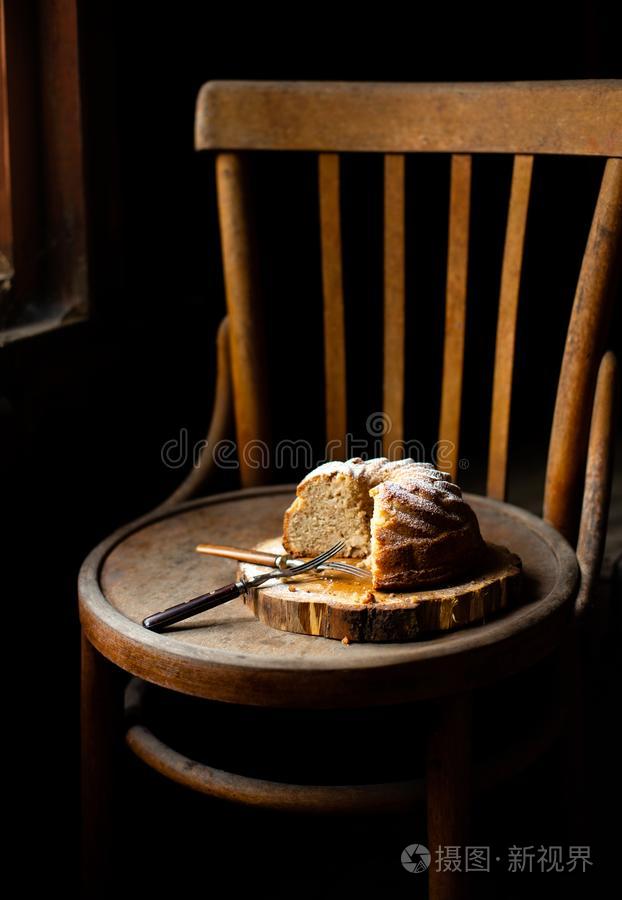 美味的邦特蛋糕和变成粉的食糖向顶看台向木制的蟒