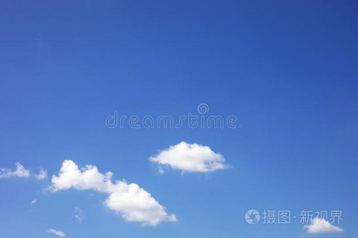 蓝色天背景和白色的云软的集中 和复制品空间照片 正版商用图片36akkm 摄图新视界