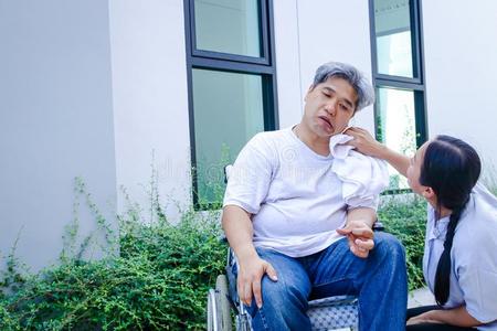 亚洲人家伙,白色的头发,恶心的,瘫痪的,不能的向走,必须做的事坐照片