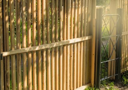 乡村的新的木制的栅栏和黑的金属邮件和门,花园照片