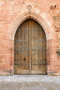 中古的木材门和环境红色的石头弓形照片