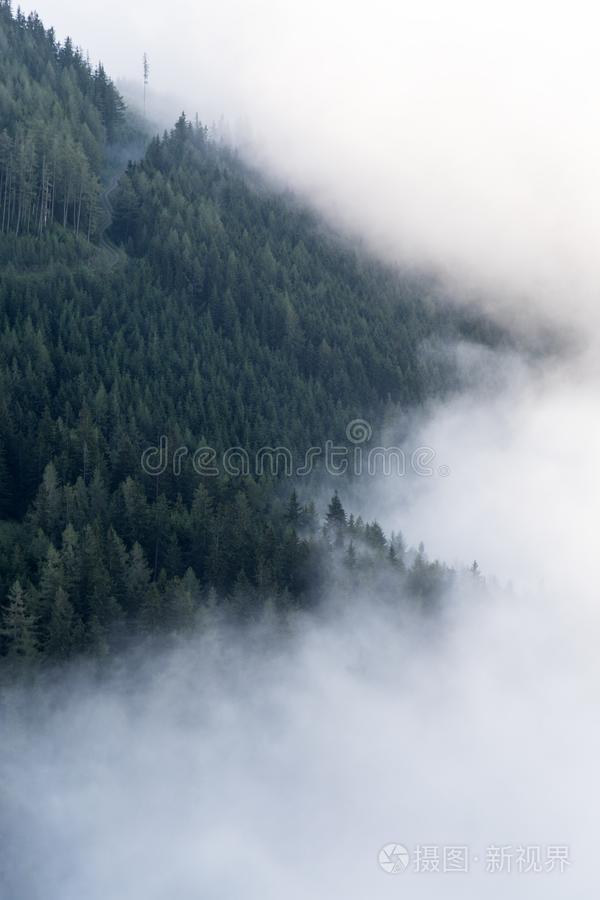 看法关于飞行的云越过山谷采用mounta采用s