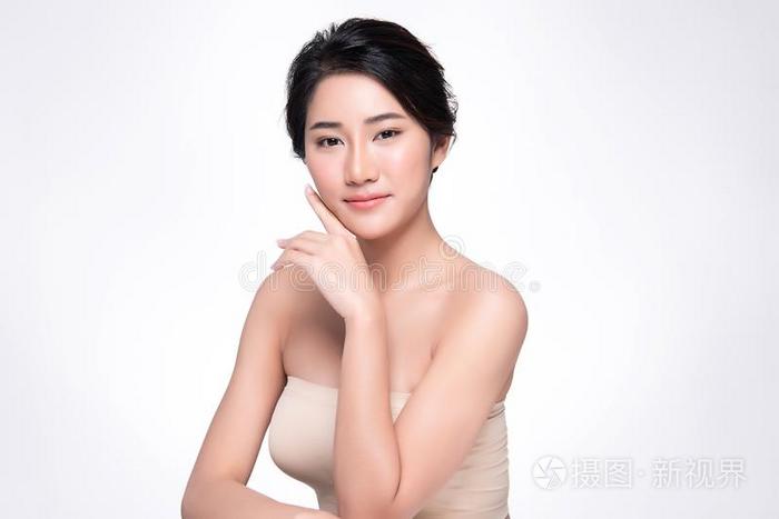 美丽的年幼的亚洲人女人和干净的新鲜的皮