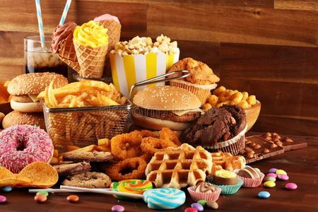 坏的碳水化合物不健康的乘积.食物坏的为数字,皮,心和牙照片