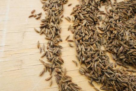 向一木制的t一ble谎言一h一ndful关于c一r一w一y种子照片