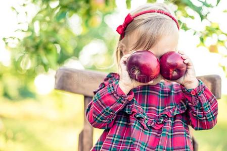 小孩苹果图片