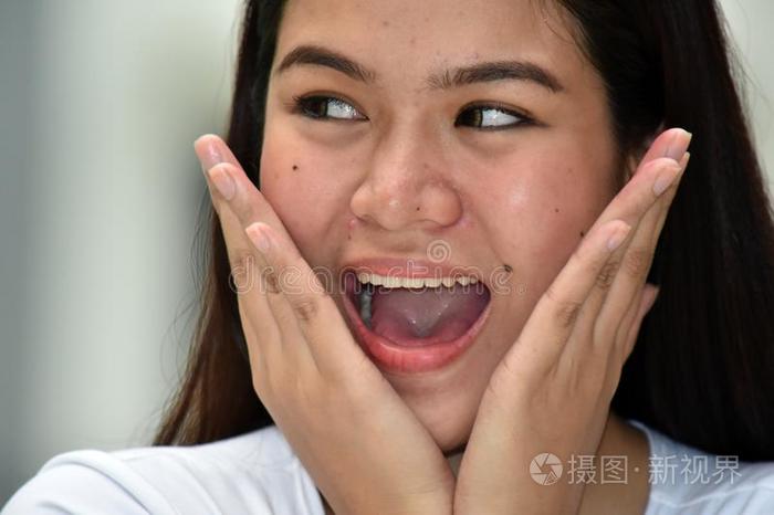 一惊奇的年幼的菲律宾妇女女性的