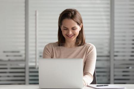 微笑的积极的女性的领袖处理者工作的和计算机在照片