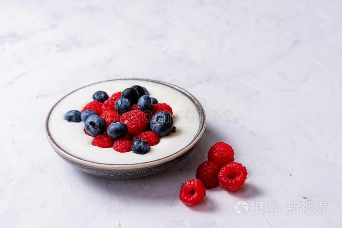 美味的新鲜的越橘的一种悬钩子酸乳酪动摇餐后甜食采用陶瓷