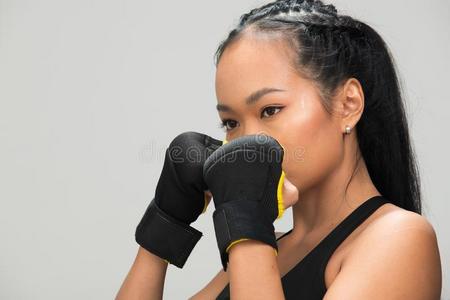 跑肚子健康女人练习拳击重量用拳猛击照片