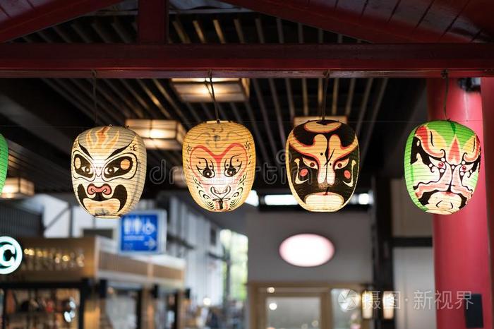 日本人歌舞伎能乐面具灯采用黑暗的背景照片 正版商用图片36trkt 摄图新视界
