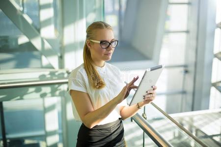 候选人搜索女性的自豪的候选人搜索的信息经过数字的小玩意照片