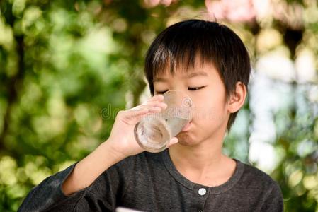亚洲小孩喝水图片