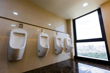 男尿尿尿壶男人干净的厕所照片