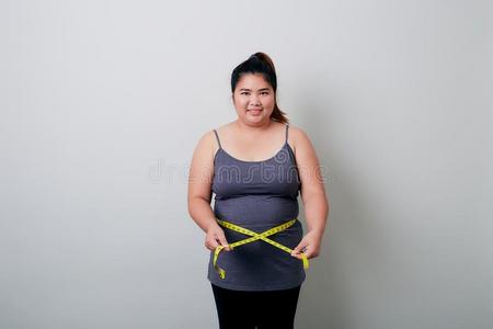 超重的女人量她肥的肚子照片