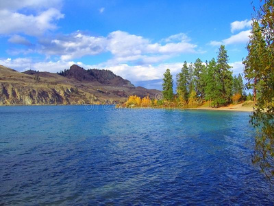 卡拉马尔卡蓝色水和金色的植物的叶子采用落下在卡拉马尔卡湖,冈那加
