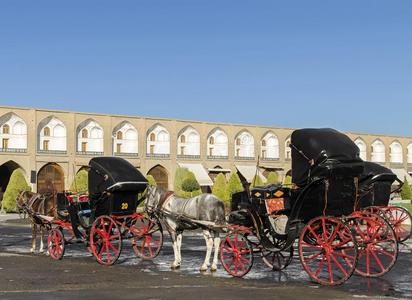 马-疲惫的客车厢克雷斯查迪克大街采用基辅四轮折篷马车纪念碑
