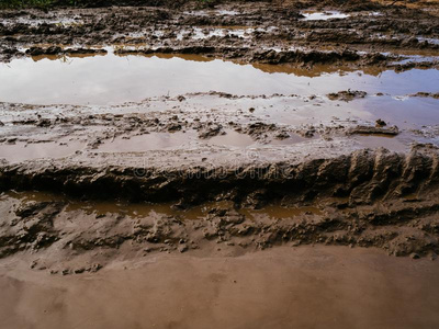 烂泥从雨和经过的货车照片