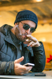 反擦一阿尔巴尼亚的反社会黑帮购买是(be的三单形式照明一cig一r照片