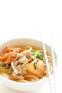 朝鲜大冷面朝鲜人食物,猪肉和朝鲜泡菜乌冬面面条照片