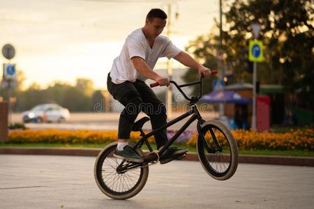 指已提到的人家伙执行一bicyclemotorcross双轮摩托车越野赛惊险动作
