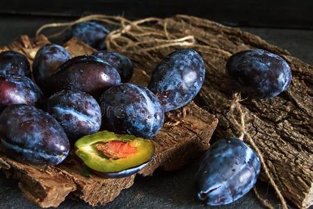 秋收割.蓝色李子.新鲜的plurality复数照片