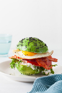 酮类的paleography古文书日常饮食鳄梨早餐汉堡包和培根,鸡蛋,番茄