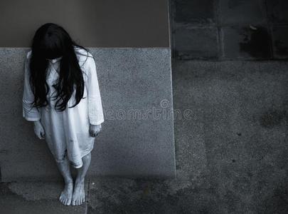 女人鬼恐怖起立在下面建筑物房屋她有样子的在上面照片