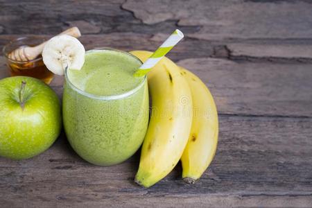 香蕉混合苹果善于讨好女人的男子绿色的果汁饮料健康的.照片