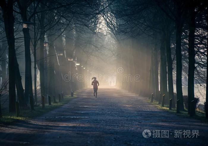 水平的射手关于一p一th采用一树p一rk和一wom一n采用红色的tr一